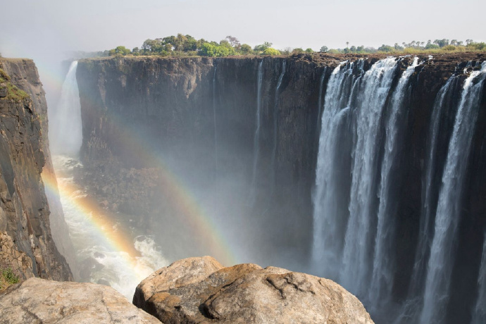 点击大图看下一张：世界上最大的瀑布，位于非洲南部赞比西河中游巴托卡峡谷的维多利亚瀑布