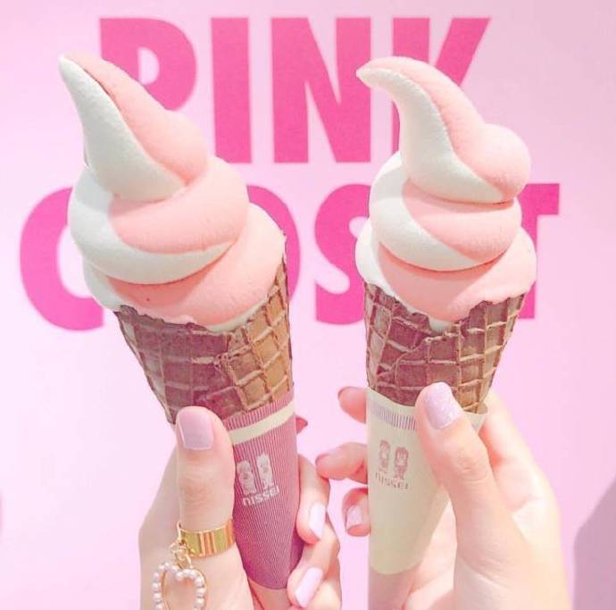 点击大图看下一张：粉粉的草莓冰淇淋和原味冰淇淋都很好吃的样子