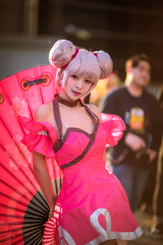 点击大图看下一张：cosplay王者荣耀可爱粉粉的小乔图片欣赏