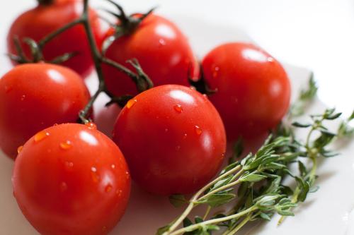 点击大图看下一张：一组意境感超美的红红的番茄图片欣赏