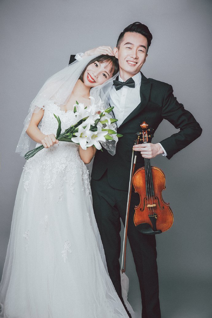 点击大图看下一张：一组韩系简约风婚纱图片有音乐才华的男人真的很加分