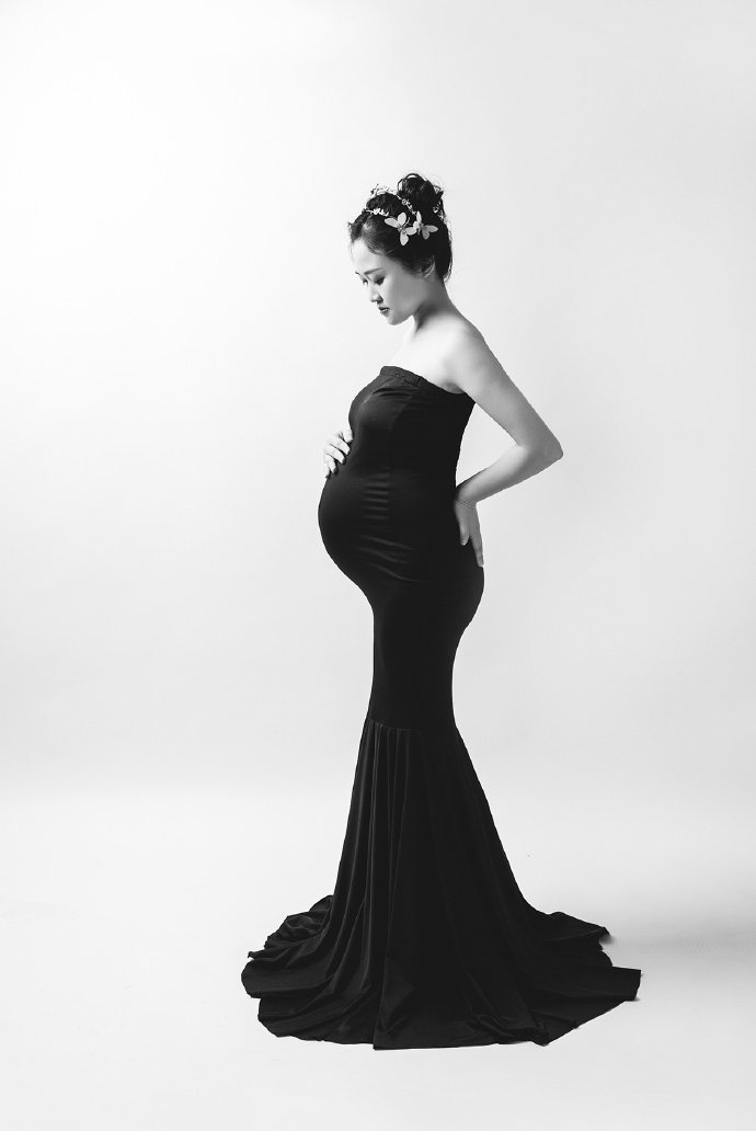 点击大图看下一张：孕妈妈经典黑白礼服孕照拍摄图片