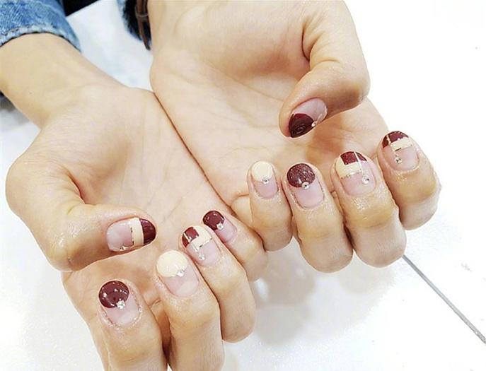 点击大图看下一张：一组端庄大气的酒红色美甲款图片欣赏 ​​​​