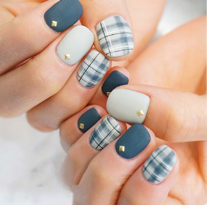 点击大图看下一张:一组秋冬格纹元素美甲图片欣赏