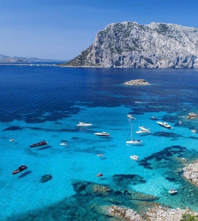 点击大图看下一张：坐标——意大利的撒丁岛。是蓝宝石一样优雅