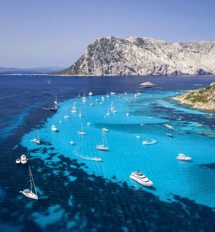 点击大图看下一张：坐标——意大利的撒丁岛。是蓝宝石一样优雅