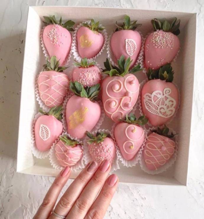 点击大图看下一张：又甜又好看的草莓巧克力图片欣赏