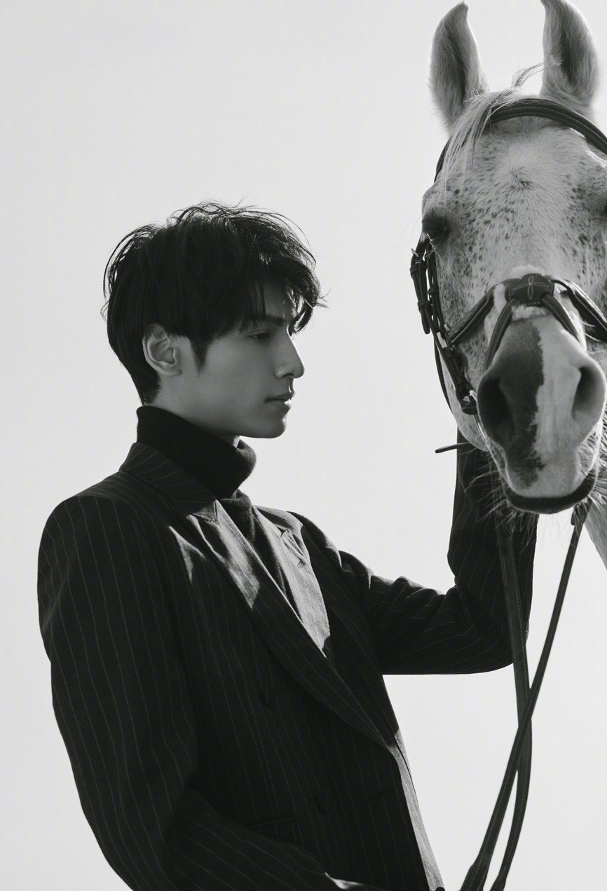 点击大图看下一张：罗云熙英伦风帅气与马一起拍摄的写真图片