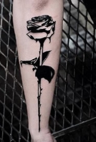 黑色适合遮盖的一组小花朵玫瑰纹身图案作品9张