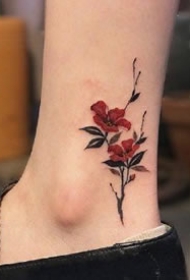 适合女生的一组红色小花朵纹身图案欣赏