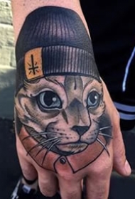手背猫纹身：9张大花手背的猫纹身图案赏析