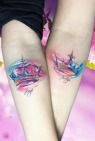 水彩小清新纹身：手臂上的简约红蓝色调水彩纹身图案