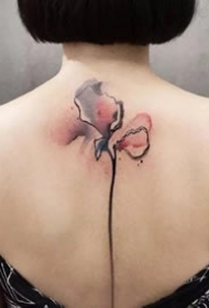 女生后背脊椎处唯美的小清新纹身图案
