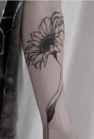 女生手臂上的极简线条组成的花卉纹身图案
