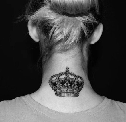 点击大图看下一张：黑色的一组小清新皇冠纹身作品图片