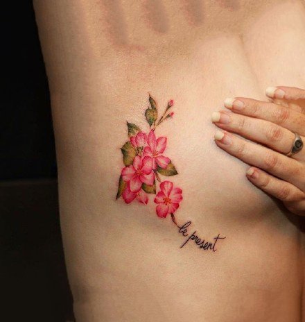 点击大图看下一张：胸侧之花：纹在女性侧胸处性感的花卉小纹身图案
