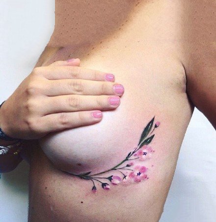点击大图看下一张：胸侧之花：纹在女性侧胸处性感的花卉小纹身图案