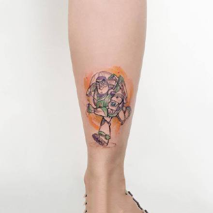 点击大图看下一张：适合小腿和小臂的一组小清新水彩纹身作品