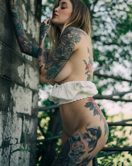 点击大图看下一张：性感的一组国外女模特纹身美女图片欣赏