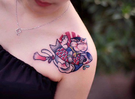 点击大图看下一张：女性肩部刺青：一组纹在女性肩部的school纹身图案