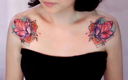 点击大图看下一张：女性肩部刺青：一组纹在女性肩部的school纹身图案