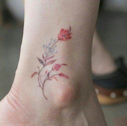 点击大图看下一张：适合女生纹在脚踝处的小清新纹身图片