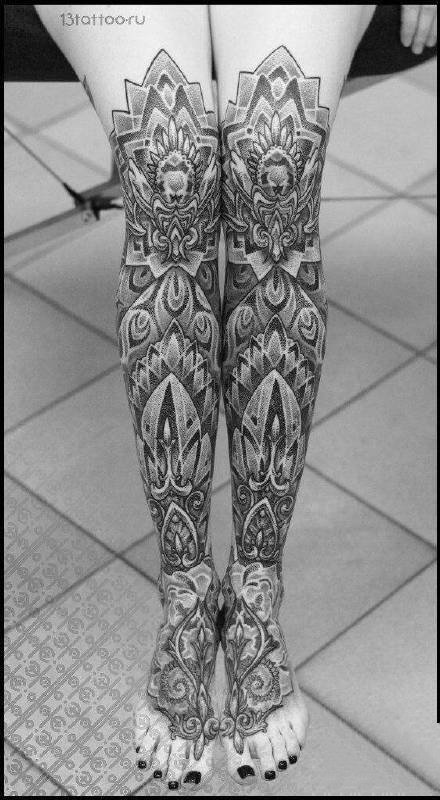 点击大图看下一张：女生两腿上的成对黑灰花腿纹身图案