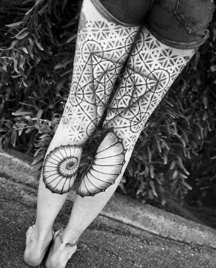 点击大图看下一张：女生两腿上的成对黑灰花腿纹身图案