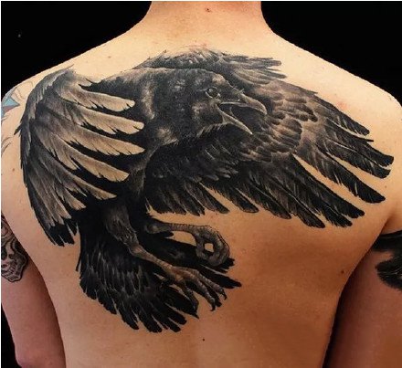 点击大图看下一张：好看的一组大黑色乌鸦纹身作品图案