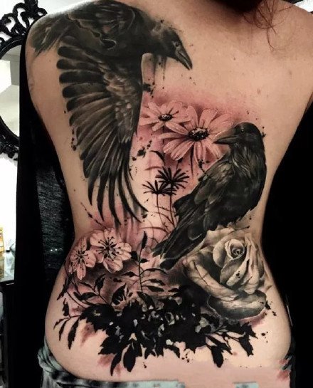 点击大图看下一张：好看的一组大黑色乌鸦纹身作品图案