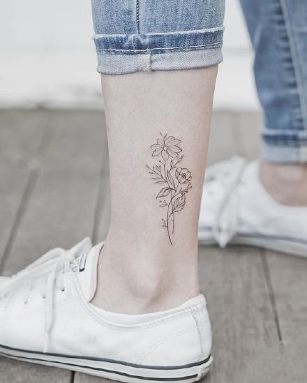 点击大图看下一张：18张脚踝处的极简风纹身图案作品