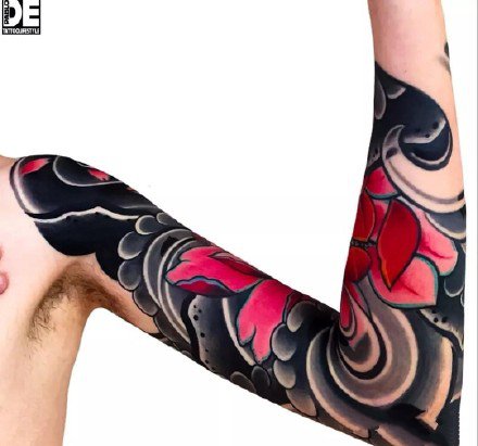 点击大图看下一张：花臂：一组老传统风格的大花臂纹身图片