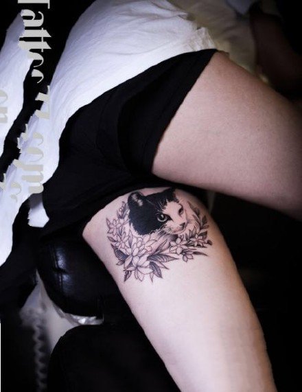 点击大图看下一张：猫咪刺青：女士身上的好看小猫图案纹身