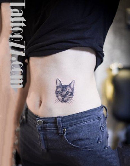 点击大图看下一张：猫咪刺青：女士身上的好看小猫图案纹身