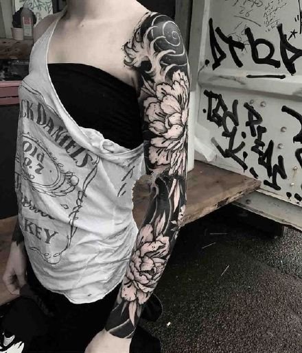 点击大图看下一张：适合女士的简单极致的花卉大黑臂纹身图案