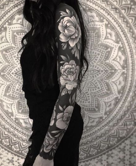 点击大图看下一张：适合女士的简单极致的花卉大黑臂纹身图案