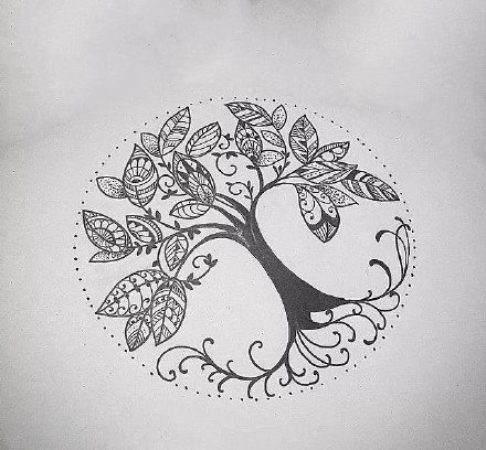 点击大图看下一张：树纹身：9张简约的小黑灰色树木纹身作品图案
