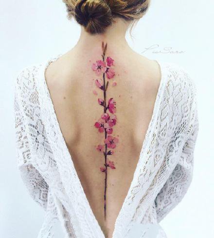点击大图看下一张：女性专属的一组水彩色花卉植物纹身图案