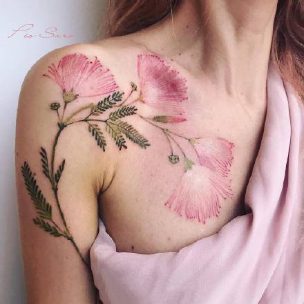 点击大图看下一张：女性专属的一组水彩色花卉植物纹身图案