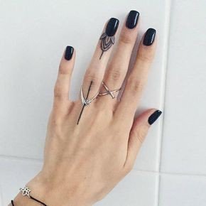 点击大图看下一张：纹在手指上很好看的性感手指小清新纹身图案