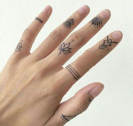 点击大图看下一张：纹在手指上很好看的性感手指小清新纹身图案