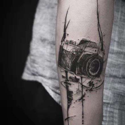 点击大图看下一张：2相机纹身：摄影师很喜欢的相机纹身图案9张
