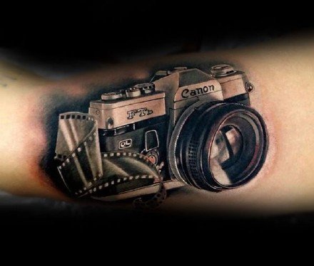点击大图看下一张：2相机纹身：摄影师很喜欢的相机纹身图案9张