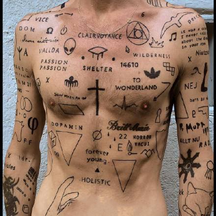 点击大图看下一张：通体纹身：霸气的一组满背和通体大面积纹身作品