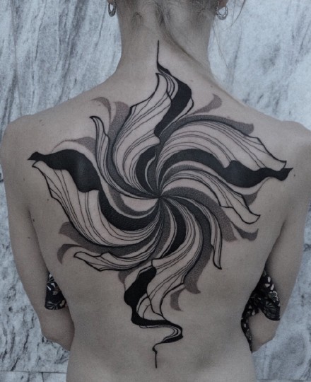 点击大图看下一张：波浪线条组成的创意抽象纹身作品