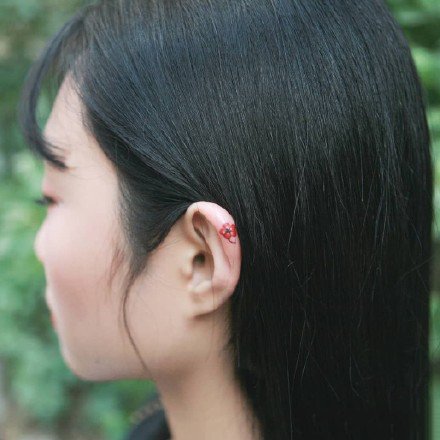 点击大图看下一张：纹在耳朵上面的一组小花花纹身图案