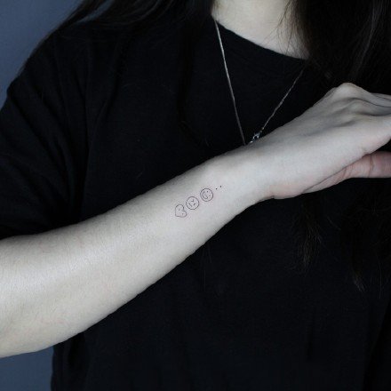 点击大图看下一张：手腕上超简约的一组简单小纹身图片
