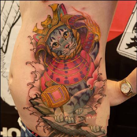 点击大图看下一张：日式格调的一组淘气猫纹身作品赏析
