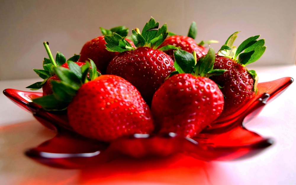 点击大图看下一张：特别有意境感的草莓唯美图片