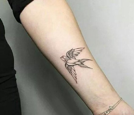 点击大图看下一张：燕子刺青+简约又好看的黑灰燕子纹身图案欣赏